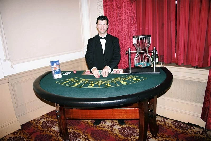 Chuck-a-luck là một trong các biến thể của game Tài Xỉu